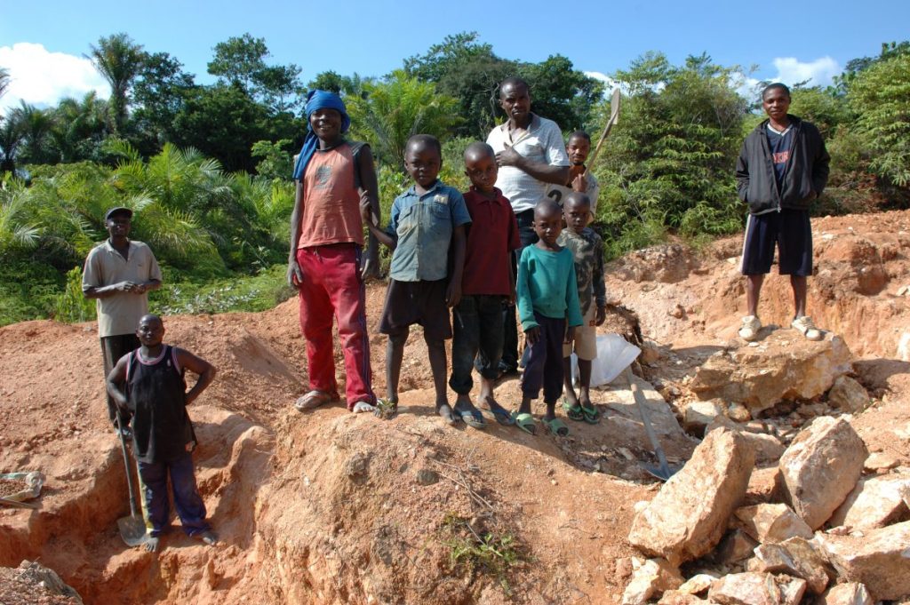 Miners working in Kailo, children are working with their parents