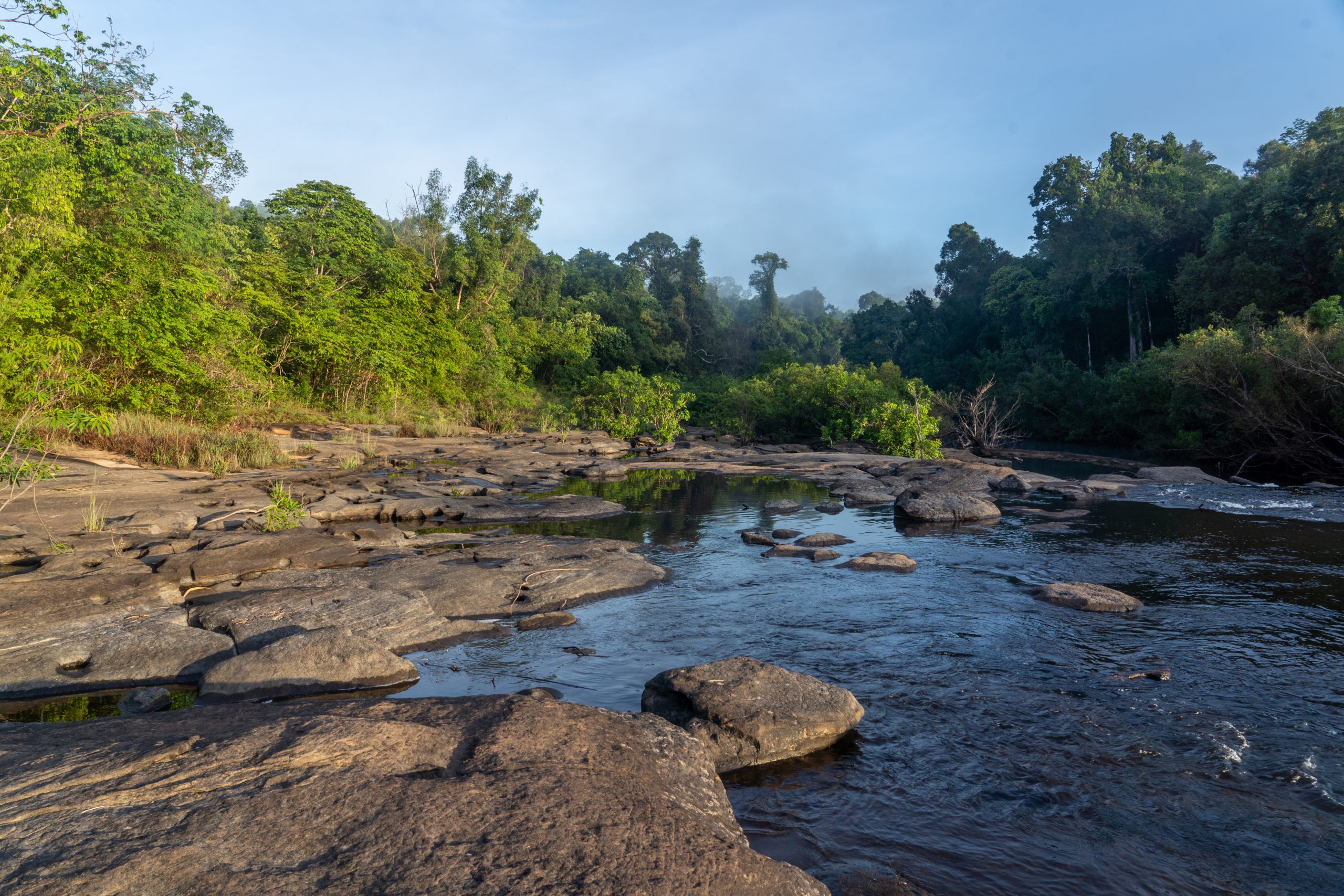 Un río serpentea a través de la selva tropical en las Montañas Cardamomo, Camboya.