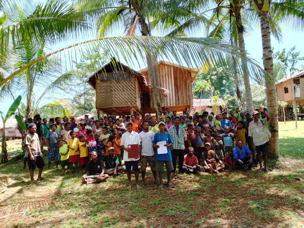 The people of Wadauda at the signing of the partnership agreement between their community based organisation, Peopesa, and Cool Earth.