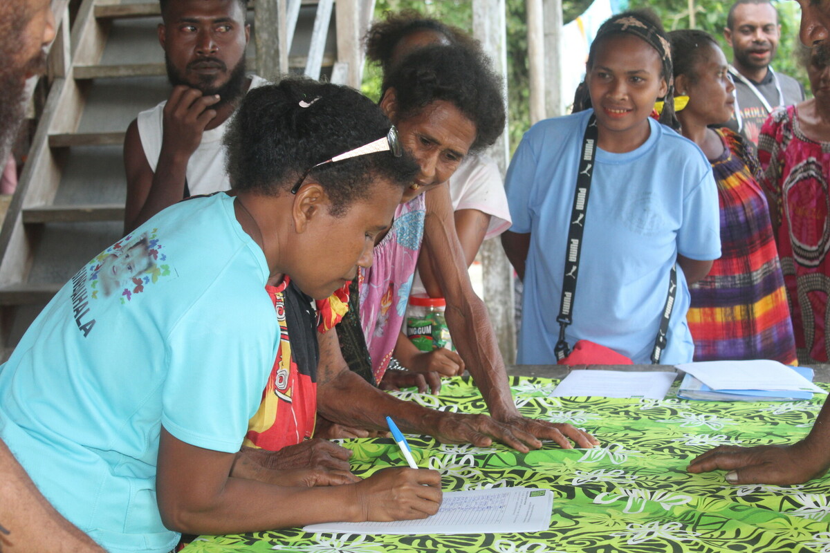 Residents of Gadaisu line up to sign the Forest Agreement, 2023