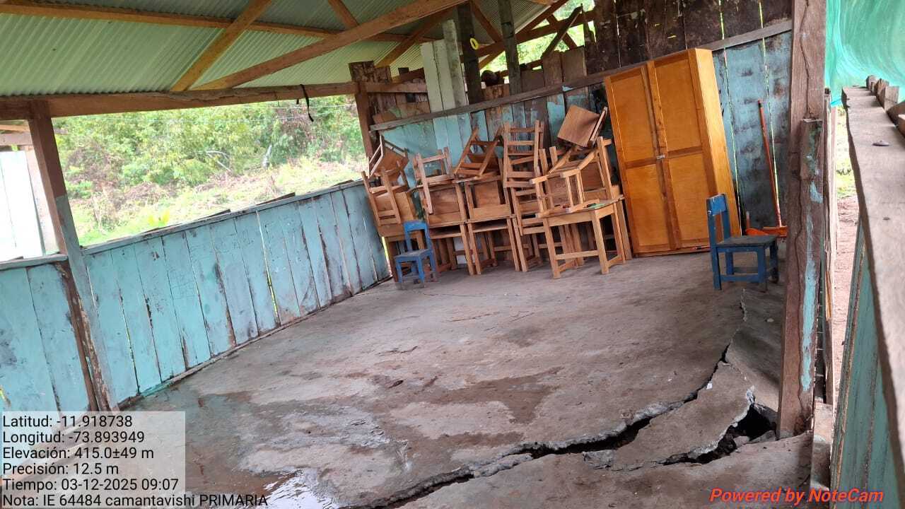 In Centro Camantavishi, the school was severely damaged as rising water flooded classrooms, affecting walls and furniture.