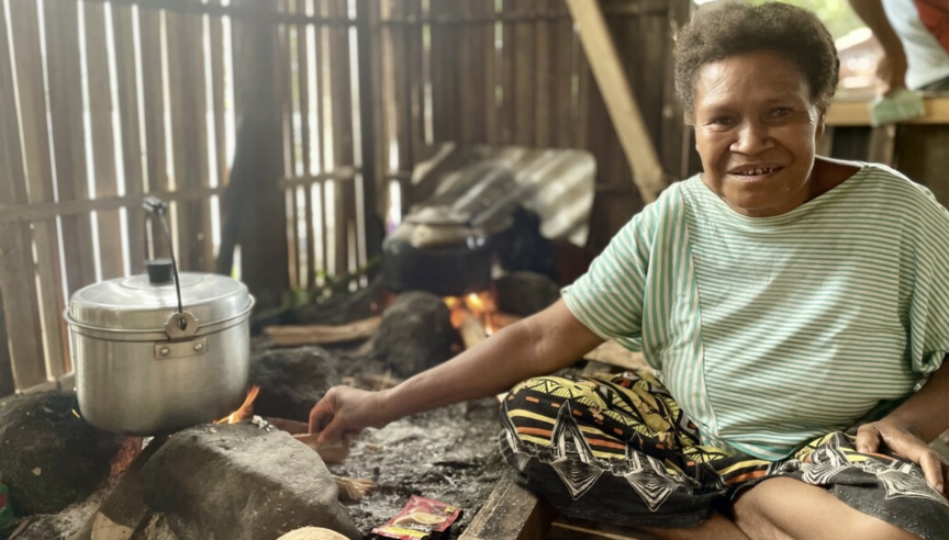 Las cocinas se ubican en las casas familiares, a pesar del uso de fuego abierto y estructuras de madera. Las mujeres utilizan grandes piedras para equilibrar las ollas y cocinar con facilidad a pesar de las difíciles condiciones.